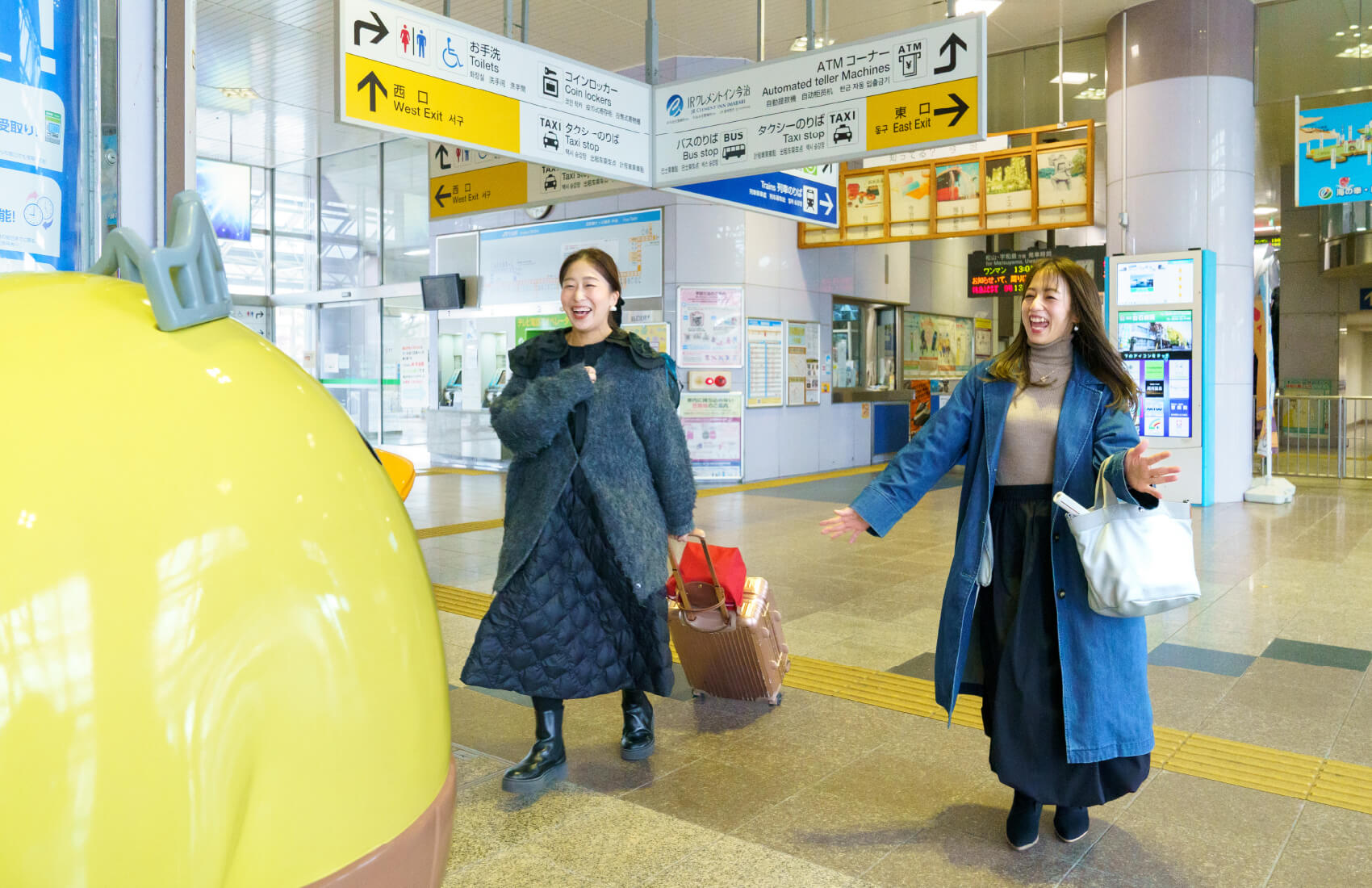 今治駅に到着した女性二人