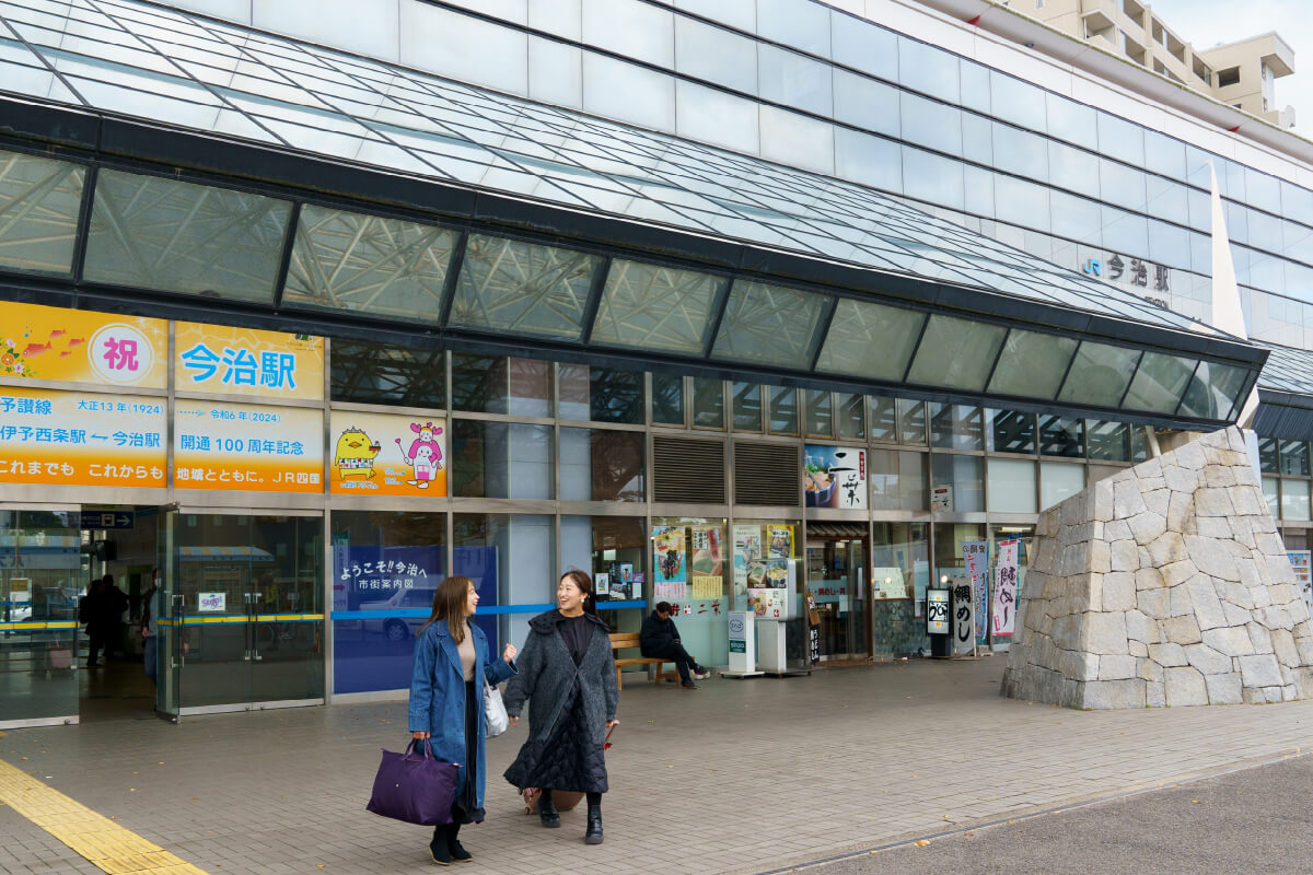 今治駅の改札前で荷物を持つ女性二人