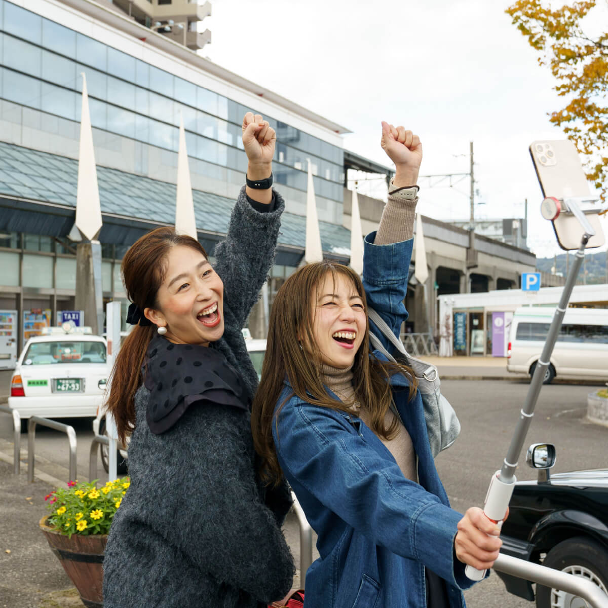 今治駅前でセルフィーを撮る女性二人