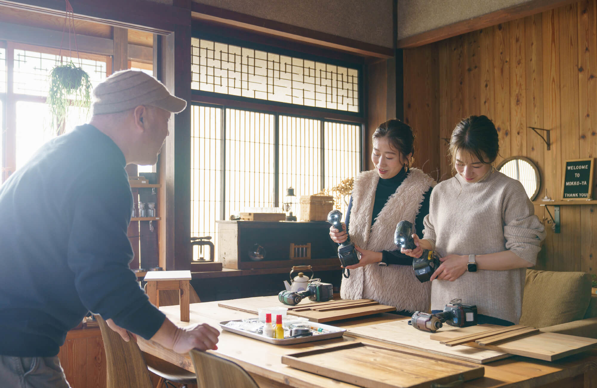 木工体験の説明を受ける女性二人